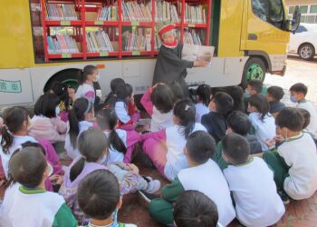 中市行動書車開學趣  故事志工伴讀校園飄書香