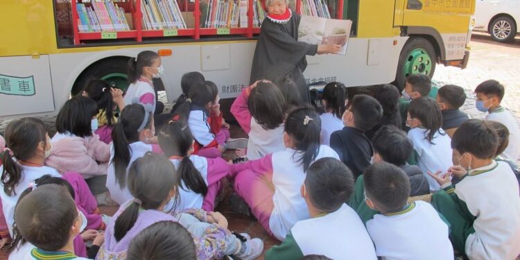 中市行動書車開學趣 故事志工伴讀校園飄書香 中市行動書車開學趣 故事志工伴讀校園飄書香