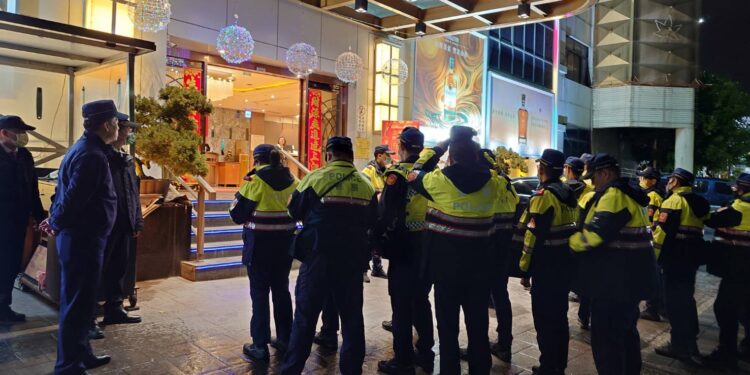 中市警六分局分局長率隊強勢臨檢 展現春節期間維護治安決心 中市警六分局分局長率隊強勢臨檢 展現春節期間維護治安決心