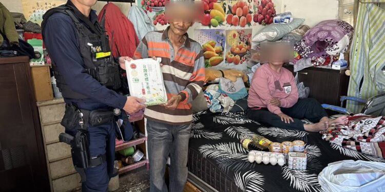 中警年前送愛心 助弱勢家庭過好年 中警年前送愛心 助弱勢家庭過好年