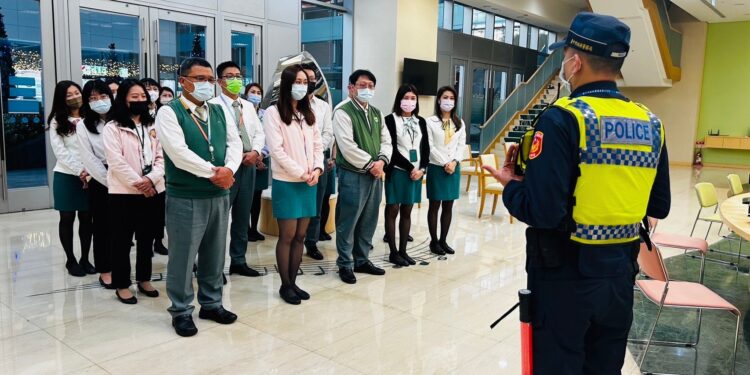 中警防搶演練及阻詐宣導 臺中市民「龍」過好年 中警防搶演練及阻詐宣導 臺中市民「龍」過好年