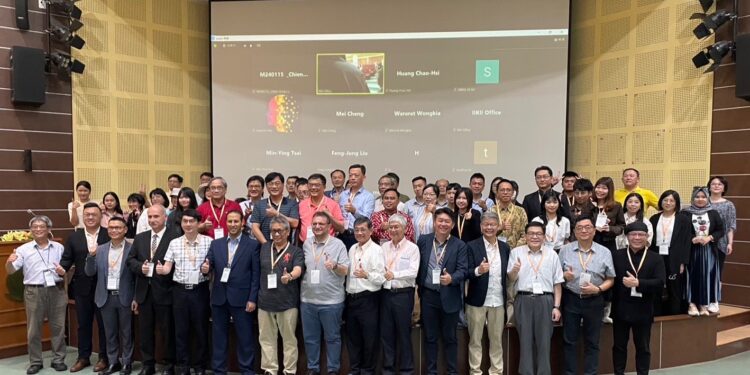 台灣之光亞洲大學出國參展 3件作品獲獎讓國外學者稱讚不已