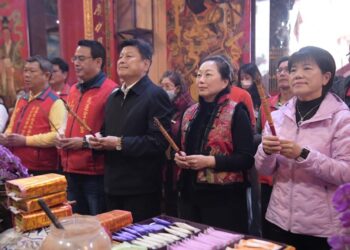 年初一祈求縣運昌隆 徐榛蔚偕立委傅崐萁發新年福袋