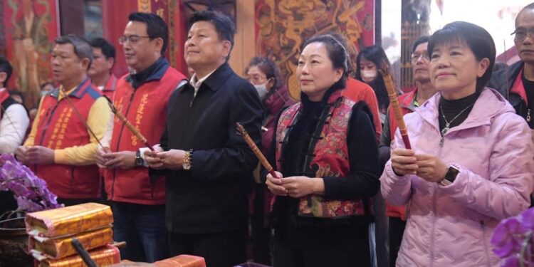 年初一祈求縣運昌隆 徐榛蔚偕立委傅崐萁發新年福袋 年初一祈求縣運昌隆 徐榛蔚偕立委傅崐萁發新年福袋