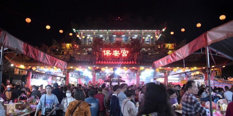 年初九天公生 縣長徐榛蔚與立委傅崐萁天公廟發送福袋 年初九天公生 縣長徐榛蔚與立委傅崐萁天公廟發送福袋