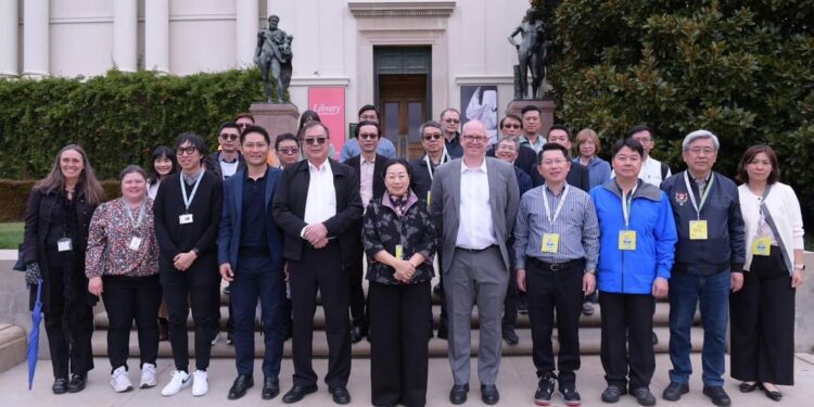 徐榛蔚率團赴美 參訪漢庭頓圖書館 讚許中西文化融合 徐榛蔚率團赴美 參訪漢庭頓圖書館 讚許中西文化融合