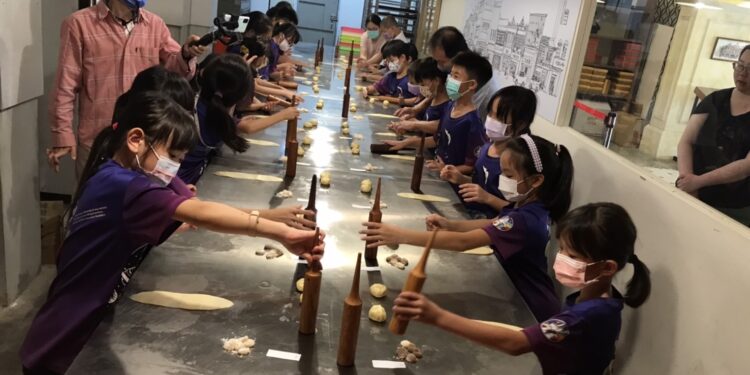 復古新時尚龍在這 中市舊城走春體驗城市魅力 復古新時尚龍在這 中市舊城走春體驗城市魅力