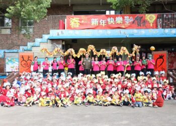 新城鄉立幼兒園開學日 何禮臺發福袋祝福新城鄉的每個小寶貝新年快樂健康成長