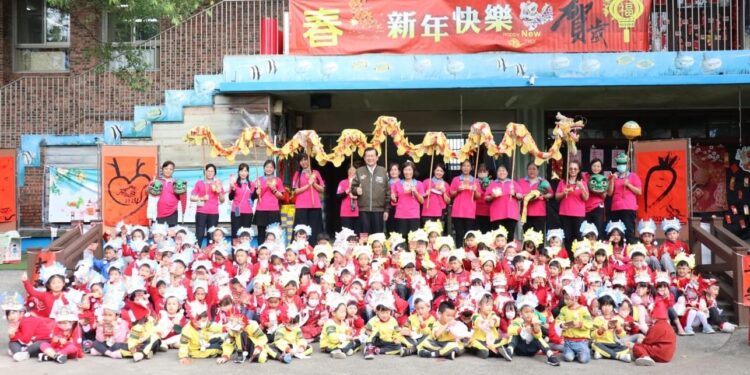 新城鄉立幼兒園開學日 何禮臺發福袋祝福新城鄉的每個小寶貝新年快樂健康成長 新城鄉立幼兒園開學日 何禮臺發福袋祝福新城鄉的每個小寶貝新年快樂健康成長