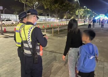 母子逛燈會手機沒電卡關   發不了車警急救援