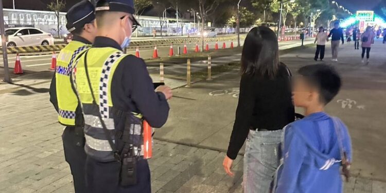 母子逛燈會手機沒電卡關 發不了車警急救援 母子逛燈會手機沒電卡關 發不了車警急救援