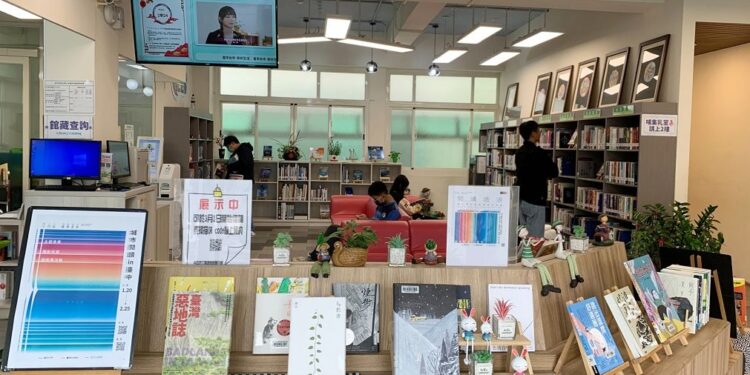 浪潮掀起迎向閱讀海浪  中市圖「荷」你一起悠游知識書海