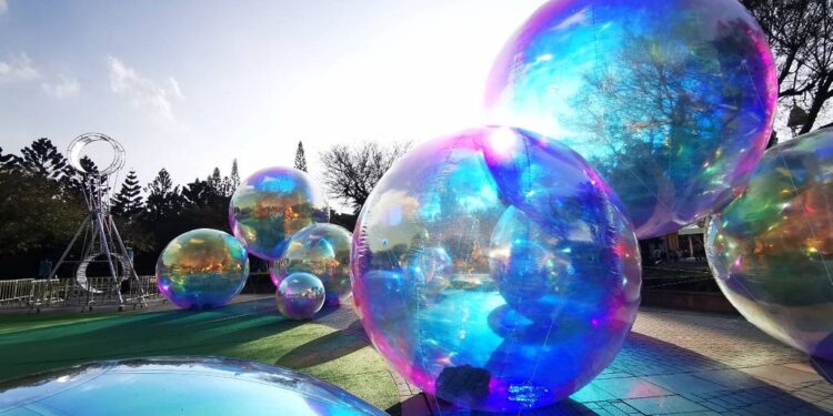 炫彩巨型泡泡球超放閃 無人機夜光秀點亮夜空 春節限定龍年天之驕子及未滿六歲幼童入園免費 炫彩巨型泡泡球超放閃 無人機夜光秀點亮夜空 春節限定龍年天之驕子及未滿六歲幼童入園免費