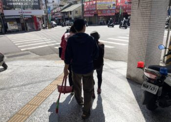熱心阿婆堅持上街掃地 中市警靠掃把破獲走失案
