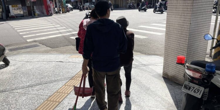 熱心阿婆堅持上街掃地 中市警靠掃把破獲走失案