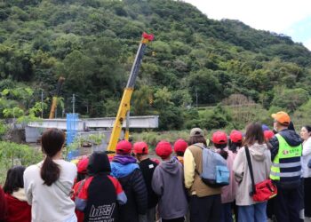 玉里鎮竹林橋重建工程吊樑 花蓮縣政府邀請高寮國小師生觀摩