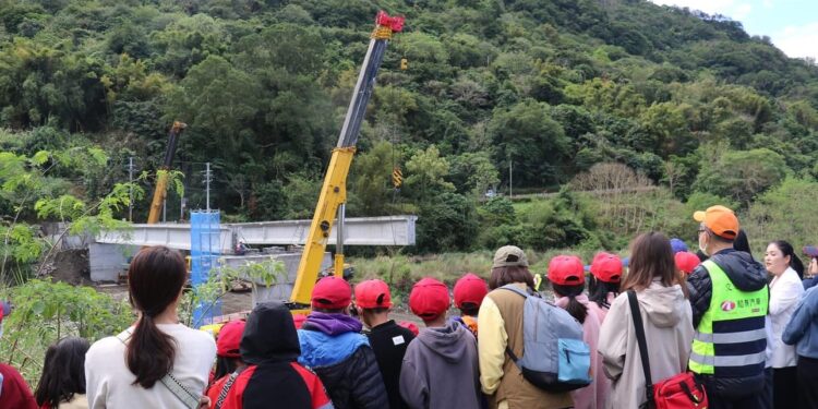 玉里鎮竹林橋重建工程吊樑 花蓮縣政府邀請高寮國小師生觀摩 玉里鎮竹林橋重建工程吊樑 花蓮縣政府邀請高寮國小師生觀摩