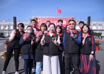 玉龍踏春來 花蓮縣政府113年新春團拜 徐縣長與同仁舞龍迎新春