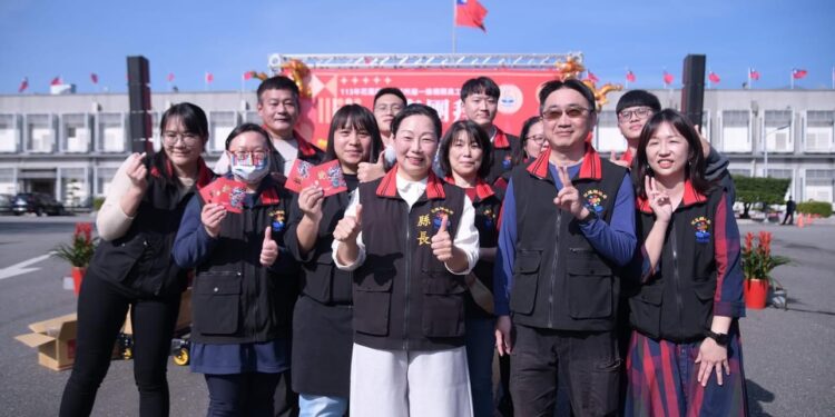 玉龍踏春來 花蓮縣政府113年新春團拜 徐縣長與同仁舞龍迎新春