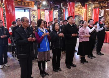 縣長徐榛蔚大年初三前往中南區宮廟參拜祈福發送福袋 祝福鄉親過好年