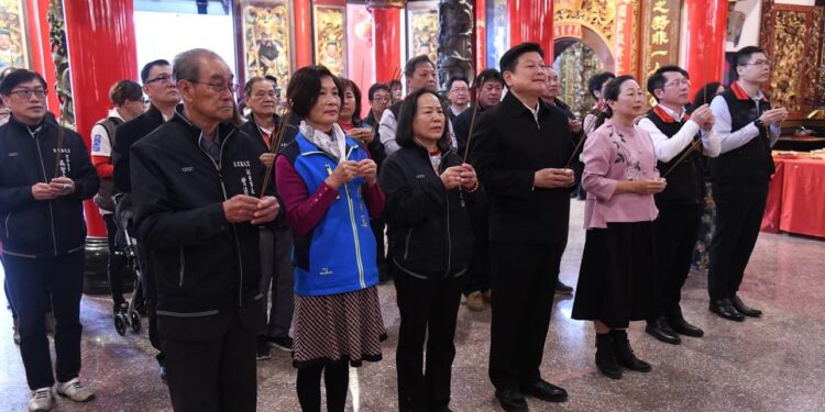 縣長徐榛蔚大年初三前往中南區宮廟參拜祈福發送福袋 祝福鄉親過好年 縣長徐榛蔚大年初三前往中南區宮廟參拜祈福發送福袋 祝福鄉親過好年