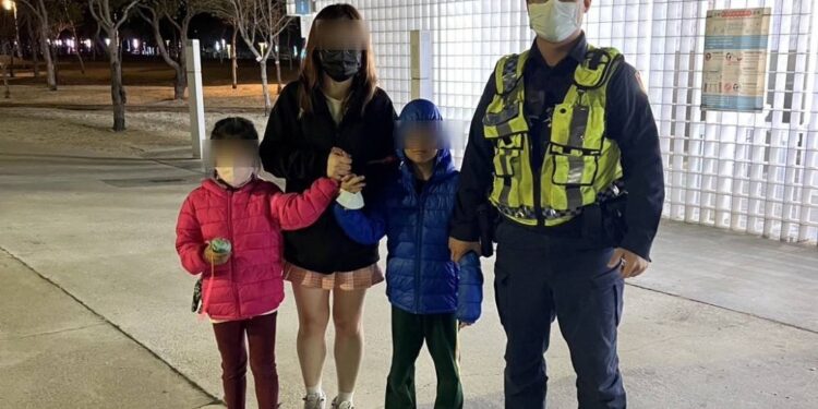 臺中燈會人潮絡繹不絕 中警燈區尋獲迷途兒童 臺中燈會人潮絡繹不絕 中警燈區尋獲迷途兒童