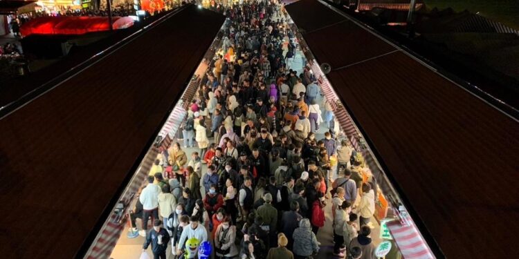 花蓮春節連假人潮湧現 太平洋燈會及東大門夜市喜迎遊客