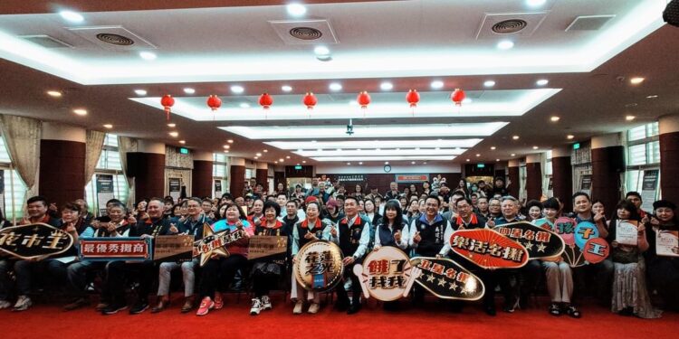 花蓮東大門夜市拿下東部唯一五星優良市集 縣長徐榛蔚親自頒發樂活名攤獎 花蓮東大門夜市拿下東部唯一五星優良市集 縣長徐榛蔚親自頒發樂活名攤獎