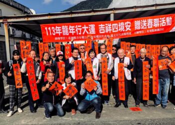 花蓮縣洄瀾詩社服務進社區 贈春聯廣受民眾好評