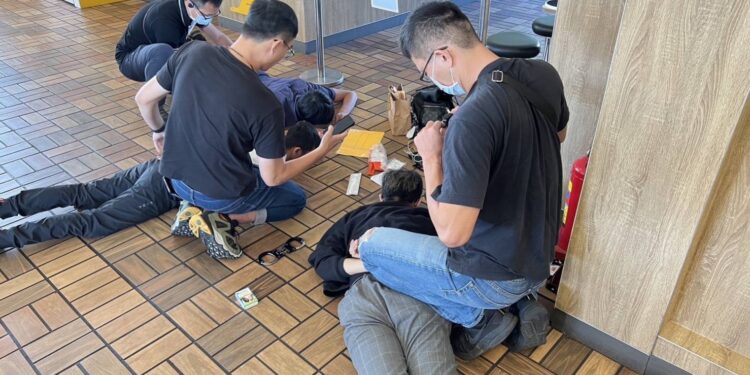 詐團速食餐廳內面交100萬 中警一舉逮3嫌起訴嚴辦 詐團速食餐廳內面交100萬 中警一舉逮3嫌起訴嚴辦