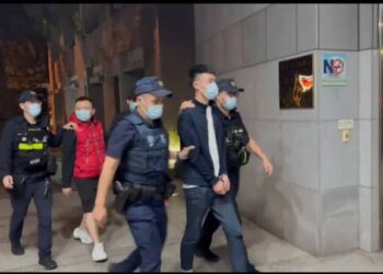 酒測喝雪碧漱口遭警制止 友人叫囂警壓制送辦