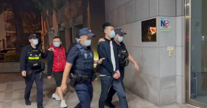 酒測喝雪碧漱口遭警制止 友人叫囂警壓制送辦 酒測喝雪碧漱口遭警制止 友人叫囂警壓制送辦