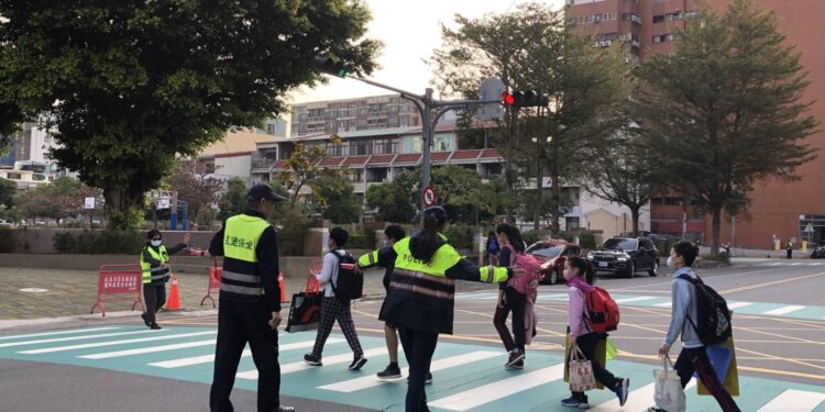 開學了 中市警第六分局啟動 護童勤務家長龍安心 開學了 中市警第六分局啟動 護童勤務家長龍安心
