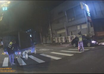 霧峰女警化身為神力女超人   單警推車協助排除事故