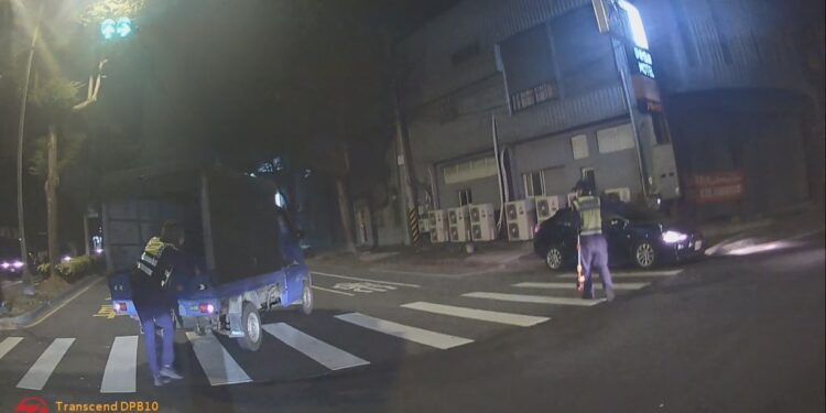 霧峰女警化身為神力女超人   單警推車協助排除事故