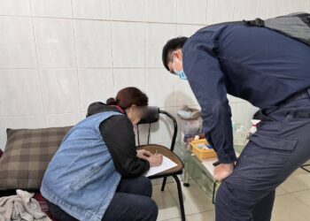 龍來過好年  西屯派出所暖警關懷弱勢家庭