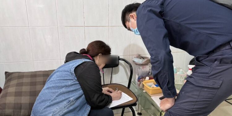 龍來過好年 西屯派出所暖警關懷弱勢家庭 龍來過好年 西屯派出所暖警關懷弱勢家庭