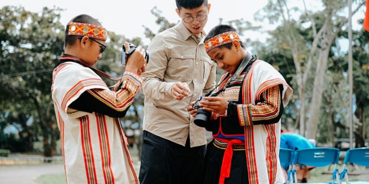 二十多位攝影師奔赴花東  攜手為十四校原鄉孩童一圓畢業攝影夢
