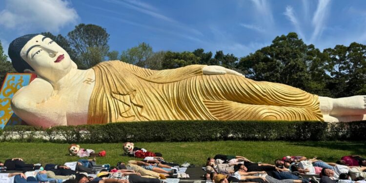 全台最大關西臥佛在六福村 佛滅日桃竹苗鄉親百人朝聖吉祥臥 兒童連假未滿6歲入園免費玩 全台最大關西臥佛在六福村 佛滅日桃竹苗鄉親百人朝聖吉祥臥 兒童連假未滿6歲入園免費玩