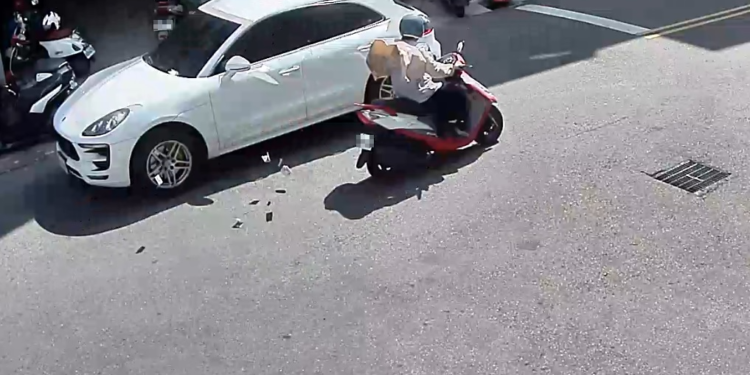 口袋裡的錢飛走了 女騎士突遇「怪風」慘噴7100元 口袋裡的錢飛走了 女騎士突遇「怪風」慘噴7100元