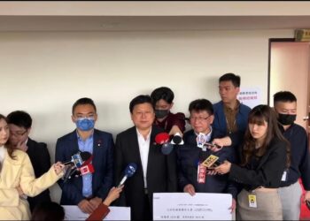 只能民進黨蘇嘉全院長可以連署法案 而韓國瑜院長卻不能連署「民生法案」 傅崐萁批柯建銘的議事中立是「綠能你不能」