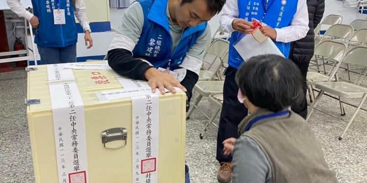 國民黨花蓮縣黨部中常委選舉作業順利 縣長徐榛蔚也是國民黨首席中央委員親臨投票 並對黨部同仁關心打氣