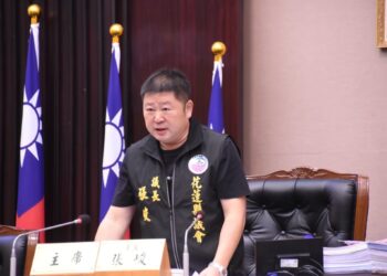張峻議長重視花蓮縣敬老愛心計程車與公車招呼站的量能不足 立即與縣府進行溝通 積極解決鄉親困難