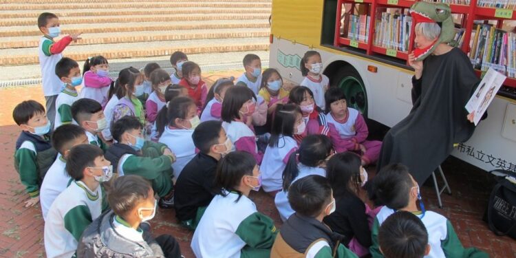 故事大廚教你煮出米其林閱讀餐 中市圖故事志工當大廚邀親子來品讀 故事大廚教你煮出米其林閱讀餐 中市圖故事志工當大廚邀親子來品讀