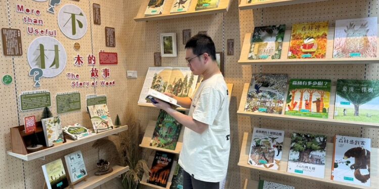 春日閱讀加植趣 中市圖植樹節借書送樹苗 春日閱讀加植趣 中市圖植樹節借書送樹苗