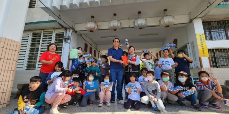 曾淑懿奔赴各校送兒童節禮物 加碼漢堡雞塊兒童樂滿懷 曾淑懿奔赴各校送兒童節禮物 加碼漢堡雞塊兒童樂滿懷