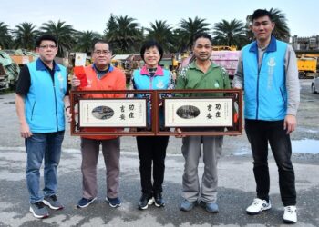 游淑貞親頒「功在吉安」謝匾 感謝二名清潔隊屆齡退休隊員