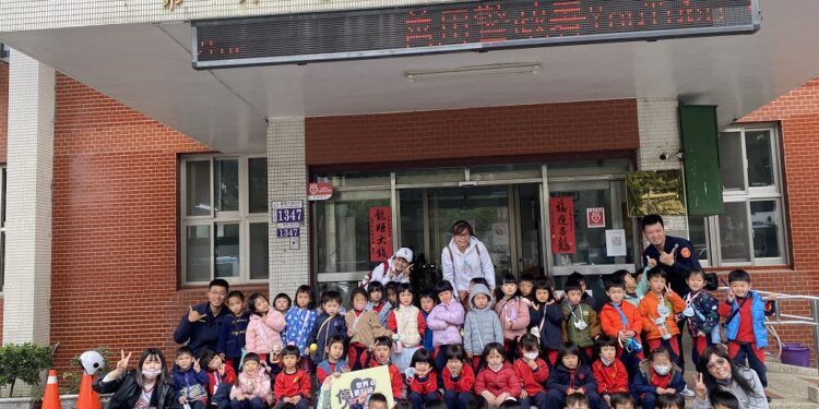 社區警政向下扎根 幼稚園參訪派出所好新奇