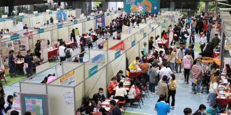 竹市第3場元培科大校園就博會3/27登場 69家企業釋逾2,600職缺搶醫事人才 竹市第3場元培科大校園就博會3/27登場 69家企業釋逾2,600職缺搶醫事人才