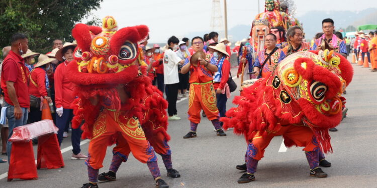 草屯敦和宮、台中玉闕朝仁宮 兄弟宮遶境祈福 千人烏溪橋熱鬧接駕